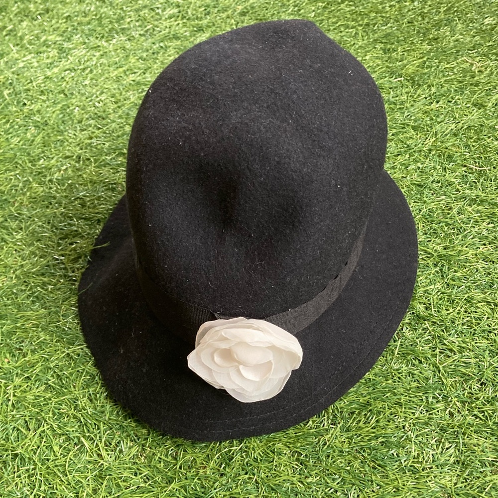 Tchibo, Wool hat with flower brooch